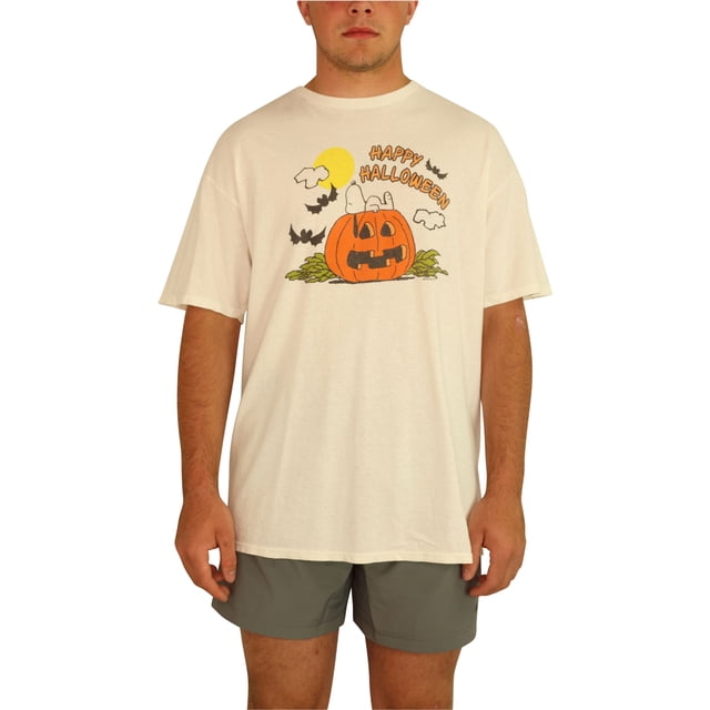 junk food - camiseta con gráfico de snoopy para hombre, diseño de feliz halloween, color blanco, pequeña camiseta blanca de 100% algodón con cuello redondo, vista frontal centrada del gráfico tipo caricatura: Snoopy dentro de una calabaza tallada con el texto "Happy Halloween", murciélagos y luna amarilla; manga corta y corte recto sobre modelo en fondo neutro, adecuada para temporada de vacaciones e uso informal.