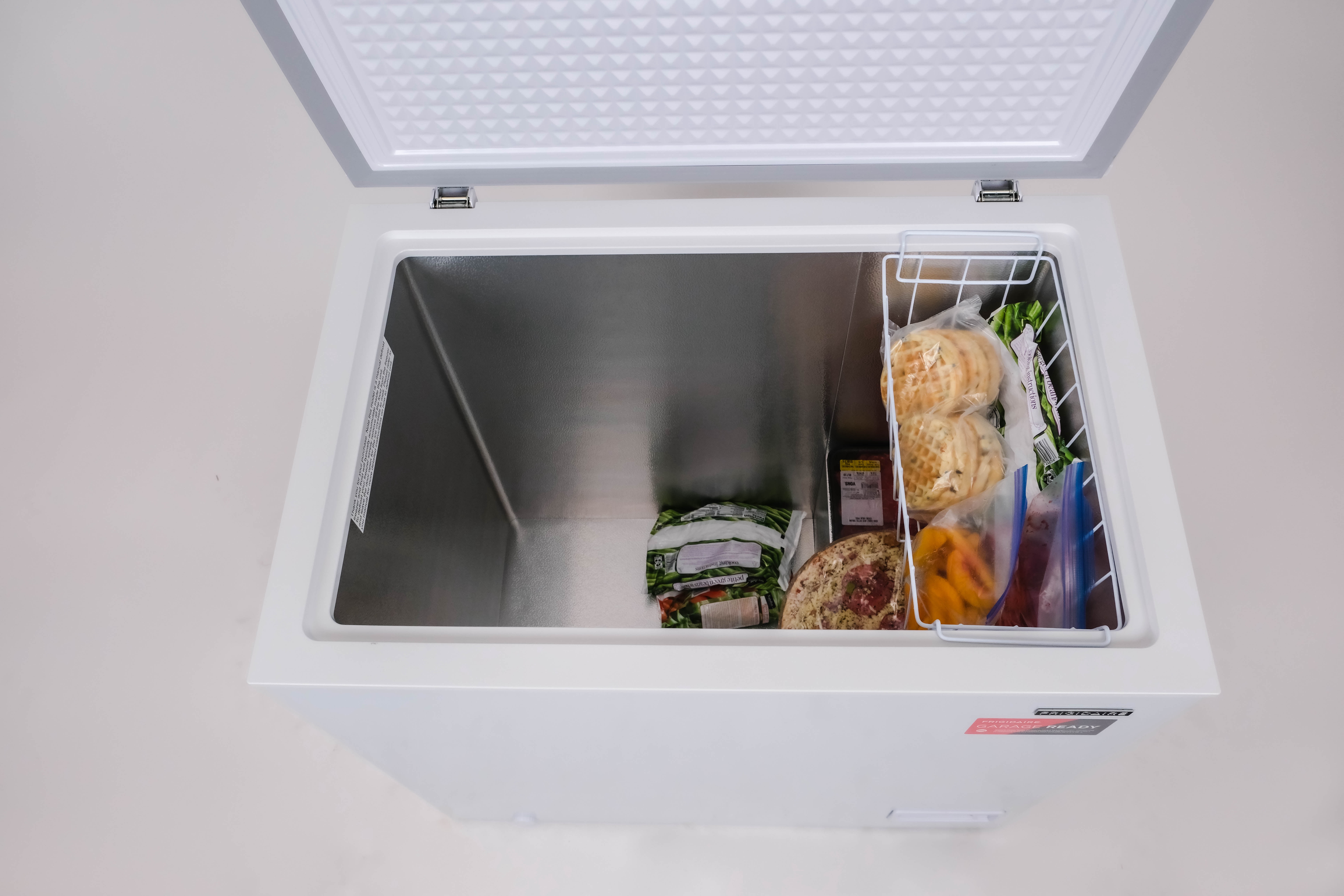 Congélateur coffre Frigidaire 7 pi³ (198 L) pour garage, cuisine ou sous-sol, grande capacité de stockage, blanc