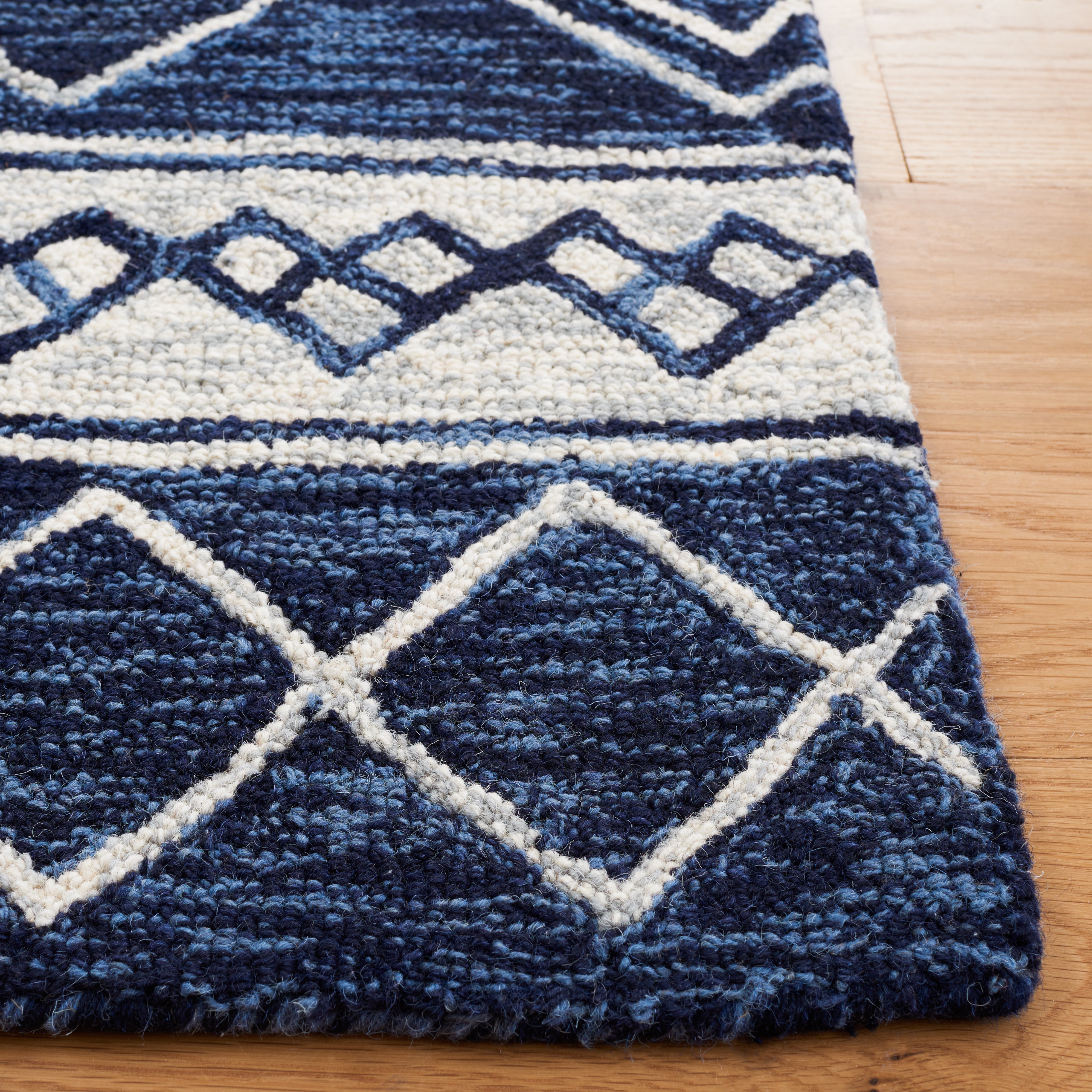 SAFAVIEH Metro Madrid Geometric Area Rug, Navy/Ivory, 4' x 6'