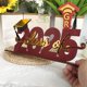 thumbnail image 4 of Graduación y vuelta al cole 2025 Adornos de madera para escritorio Decoraciones para la temporada de graduación 2025 Adornos de madera para la temporada de graduación, 4 of 7