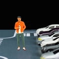 thumbnail image 3 of Diorama PINTADO Hugo figura de ENTRENAMIENTO 1:64 hombre naranja, 3 of 9
