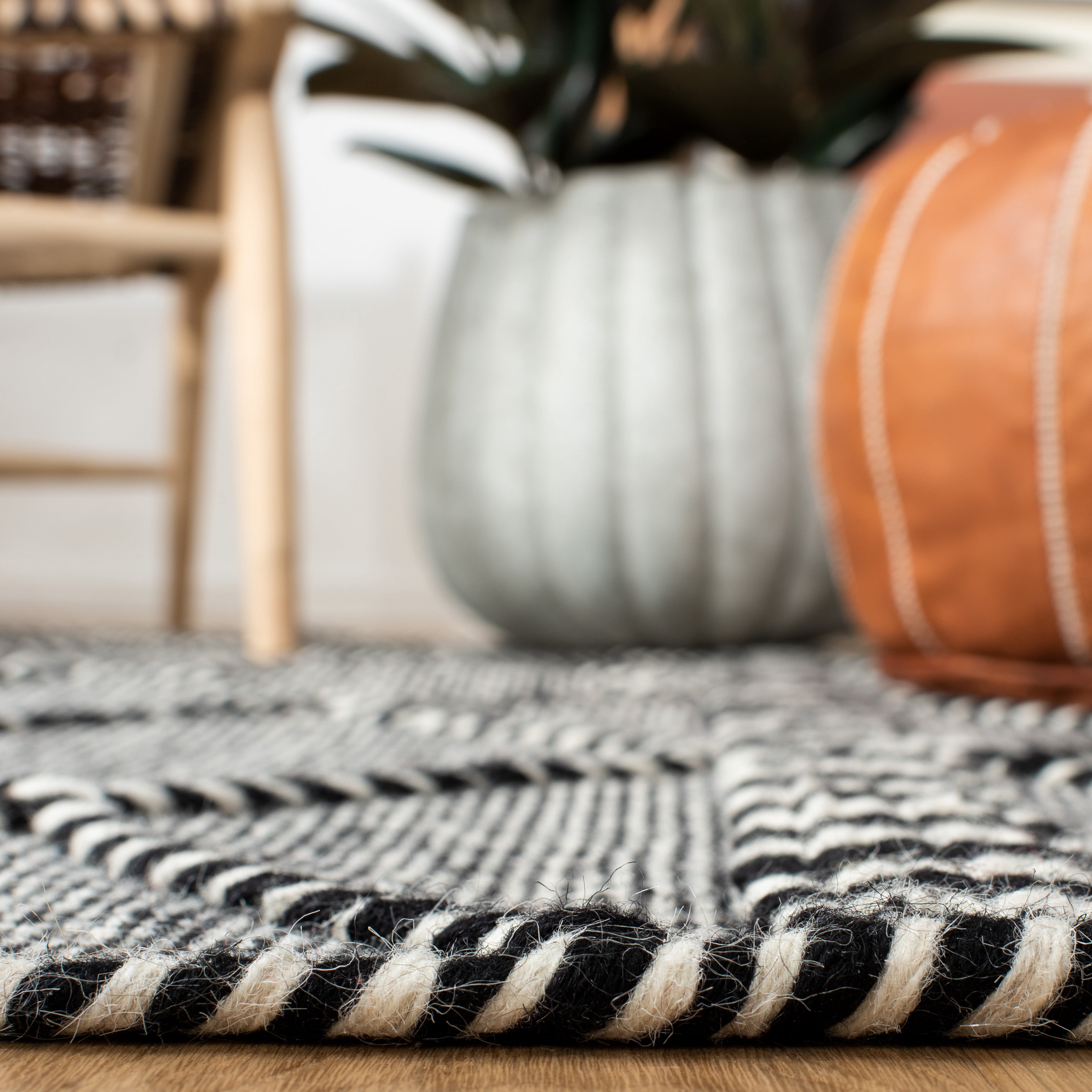 SAFAVIEH Casablanca Roswell Geometric Runner Rug, Black/Ivory, 2'3" x 8'