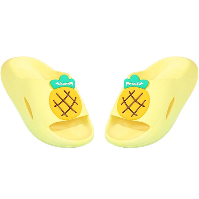 sandalias de baño para niñas, sandalias para niñas pequeñas, sandalias para niñas, zapatillas de baño para casa par de sandalias abiertas color amarillo con adorno de piña en la tira superior, vista frontal centrada, superficie lisa e interior acolchado según descripción, fácil de poner y quitar, adecuadas para piscina, playa o uso en casa.