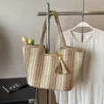 thumbnail image 2 of Bolsos de hombro de paja a juego con colores trenzados, bolsos de mano de moda de gran capacidad y alta calidad para mujeres, bolsos de mano casuales nuevos de 2024, 2 of 5