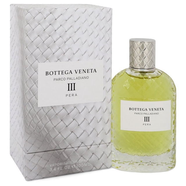 parco palladiano iii pera eau de parfum spray (unisex) por bottega veneta, vista frontal 3/4 de botella y caja; botella de vidrio con líquido verde claro y etiqueta blanca que indica 'Bottega Veneta Parco Palladiano III Pera', tapa plateada con patrón entrelazado; caja blanca con textura de cuero trenzado y etiqueta coincidente. Adecuada como fragancia unisex y a menudo usada como muestra de colección para viajes.