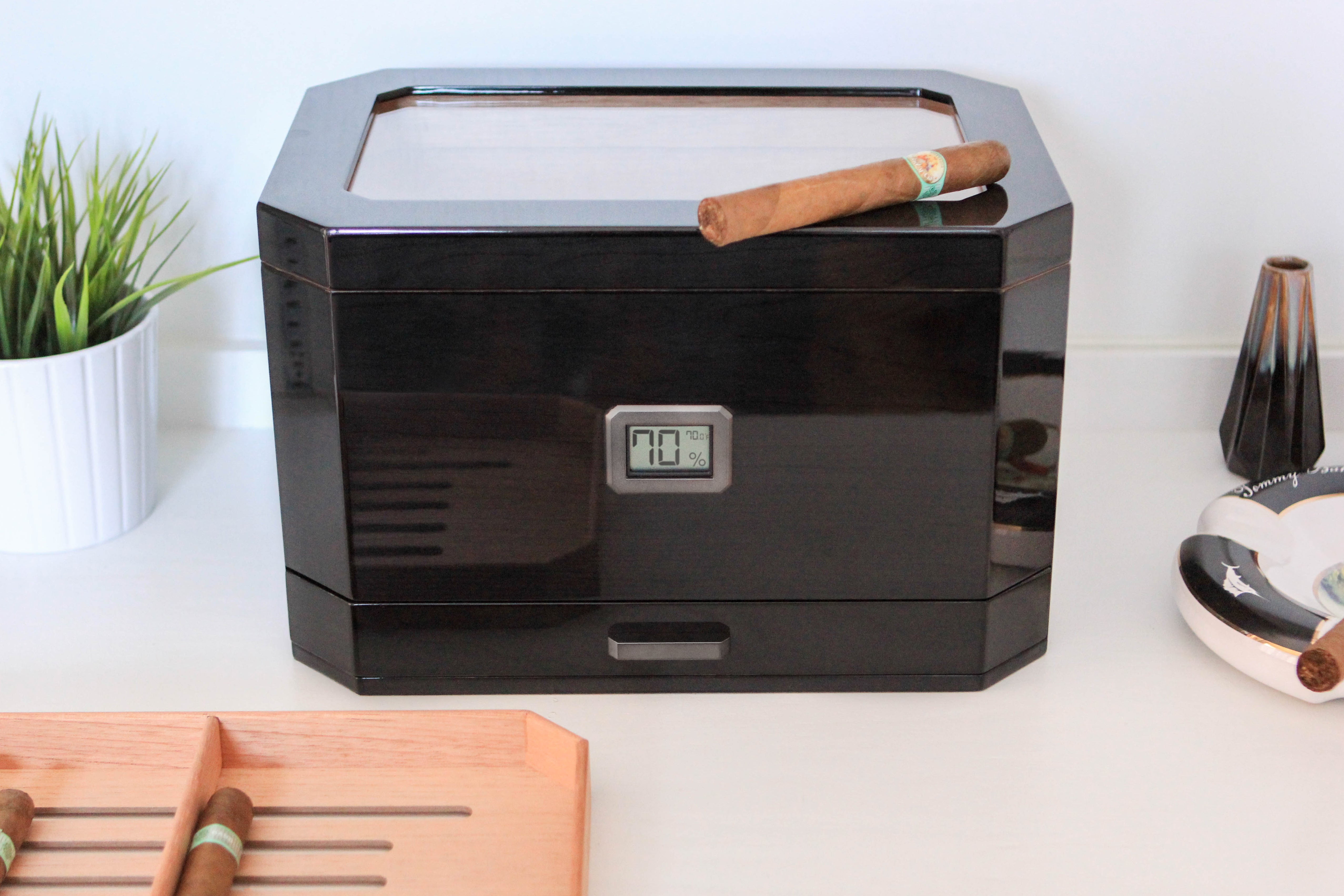 Octodor Large Black Piano Finish Glass Top Cedar Humidor Holds (50-100 Cigars) by Case Elegance