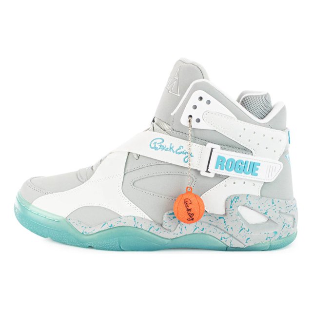 tenis patrick ewing rogue x yandel hombre bm02475068 gris 30 colaboración urbana, vista lateral izquierda de tenis altos gris y blanco con parte superior de nobuk y cuero, correa cruzada con logo 'ROGUE' y detalle azul, suela turquesa jaspeada que brilla en la oscuridad, inserciones de neopreno en la media-punta y entresuela EVA visible; a menudo usados como pieza de colección por su caja y folleto con historia bilingüe.