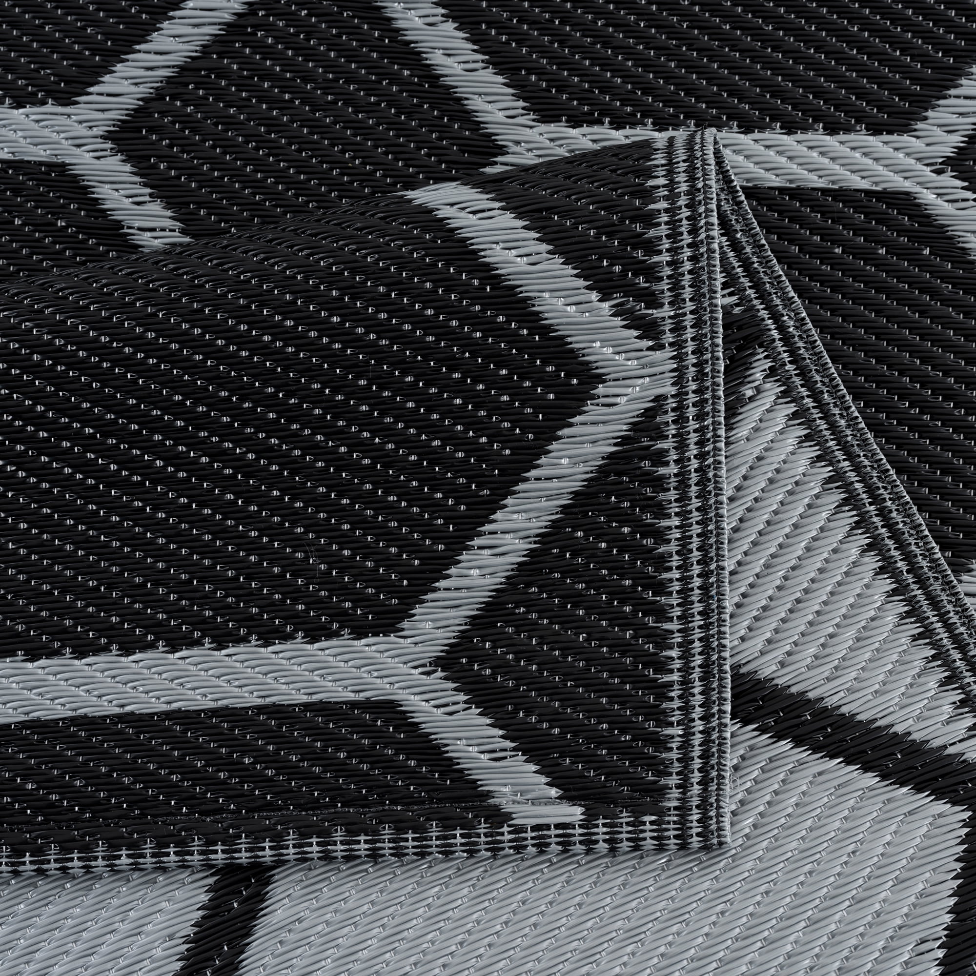 Playa Rug Reversible Indoor/Outdoor 100% Recycled Plastic Floor Mat/Rug - Weather, Water, Stain, Fade and UV Resistant - Miami- Black & Gray (5'x7')