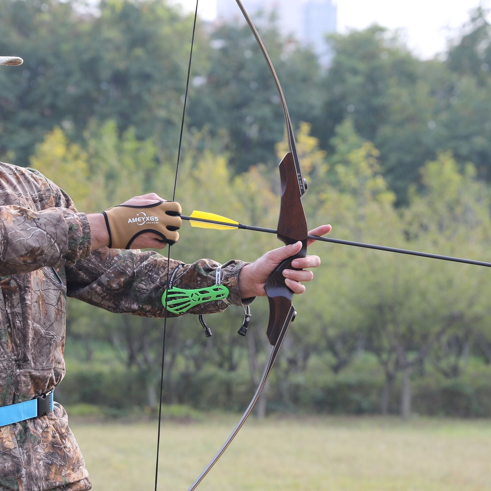 60" Traditional Wooden Recurve Bow 60 lbs – Takedown Design with Solid Riser, Strong Limbs and Excellent Control, Ideal for Target Archery and Outdoor Hunting Use