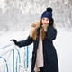 thumbnail image 4 of Gorro de invierno, gorro cálido de punto trenzado grueso para mujeres y hombres con gorro con pompón de piel sintética, 4 of 5