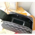 thumbnail image 4 of Prepárese Para Enviar Una Bolsa De Cosméticos L.V Auténtica Con Cremalleras Dobles . Cuarenta Y Siete Mil Quinientos Veintiocho, 4 of 4