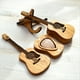 thumbnail image 4 of Estuche de Madera para Púas de Guitarra con Soporte, 3 Estuches Únicos para Púas de Guitarra, Estuche para Púas de Guitarra con Forma de Guitarra, 4 of 5