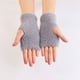 thumbnail image 1 of Guantes de mujer de felpa de color liso, cálidos, de medio dedo, sin dedos, para hombre y mujer, de poliéster, 1 of 4