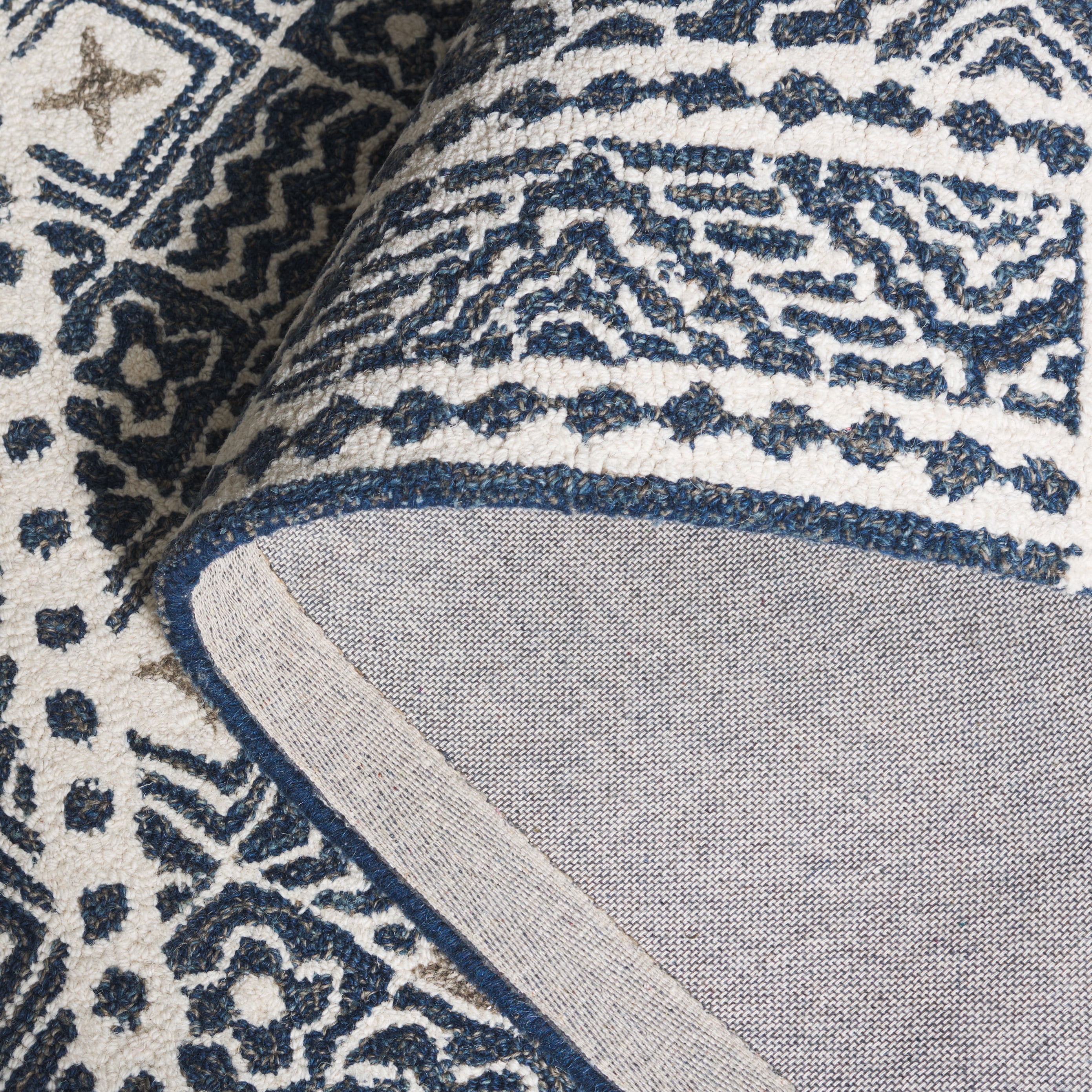SAFAVIEH Micro-Loop Aditya Geometric Area Rug, Navy/Ivory, 4' x 6'