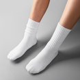 thumbnail image 2 of Calcetines COZYOFFI para mujer, estilo scrunch, blancos, media caña, algodón, 2 of 6