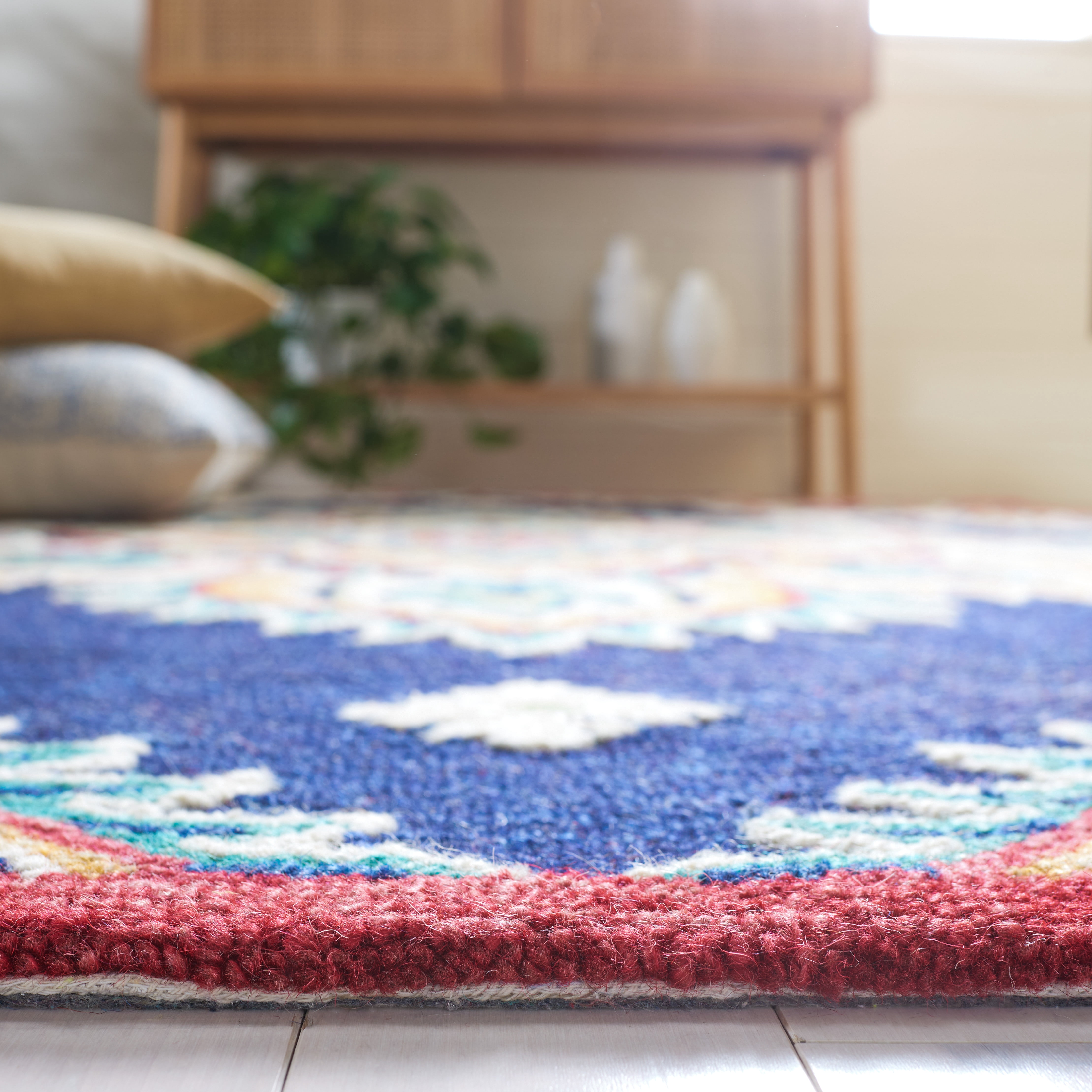 SAFAVIEH Blossom Pauletta Floral Area Rug, Navy/Ivory, 5' x 8'