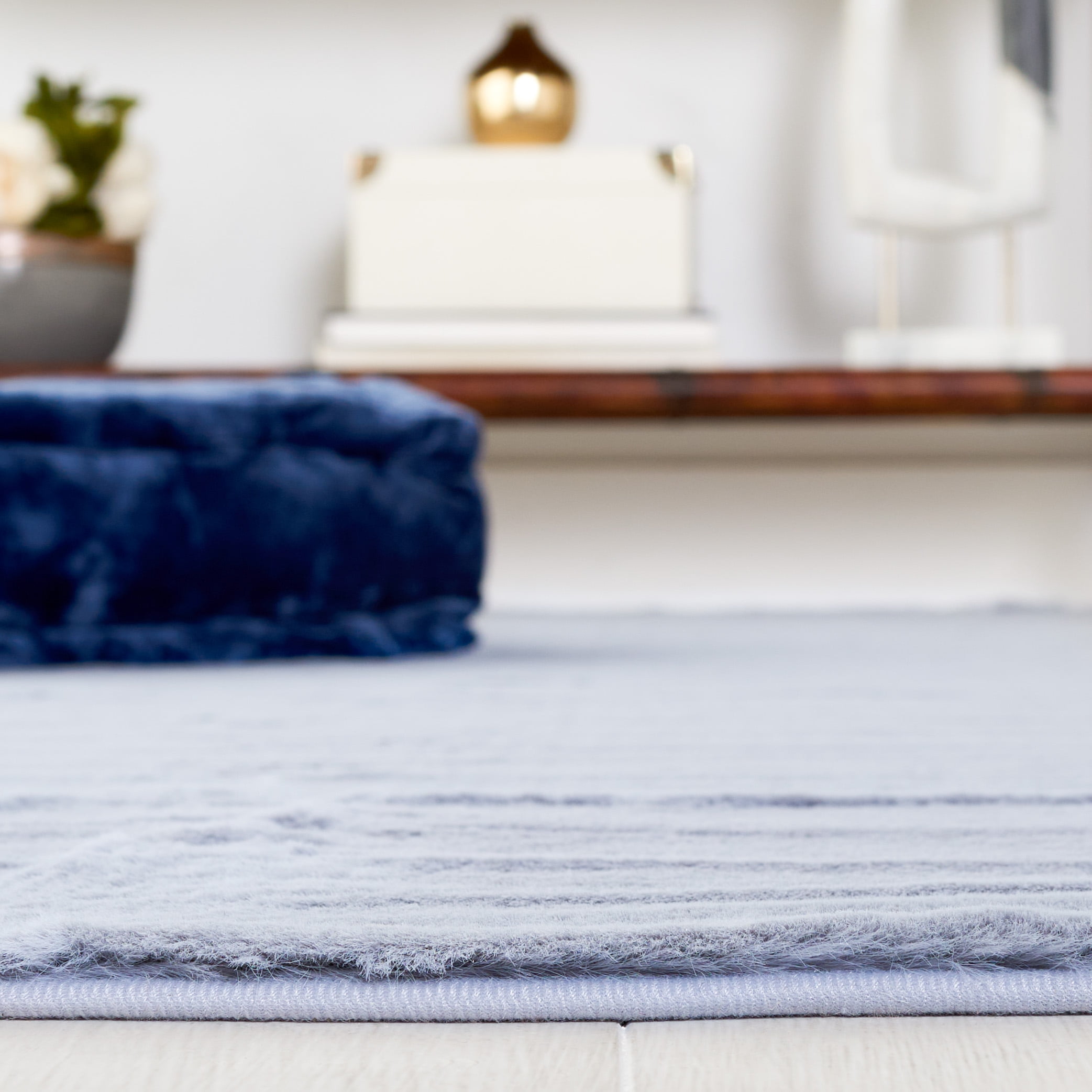 Safavieh Faux Rabbit Fur Davin Solid Machine Washable Slip Resistant Area Rug, Light Gray, 6' x 9'