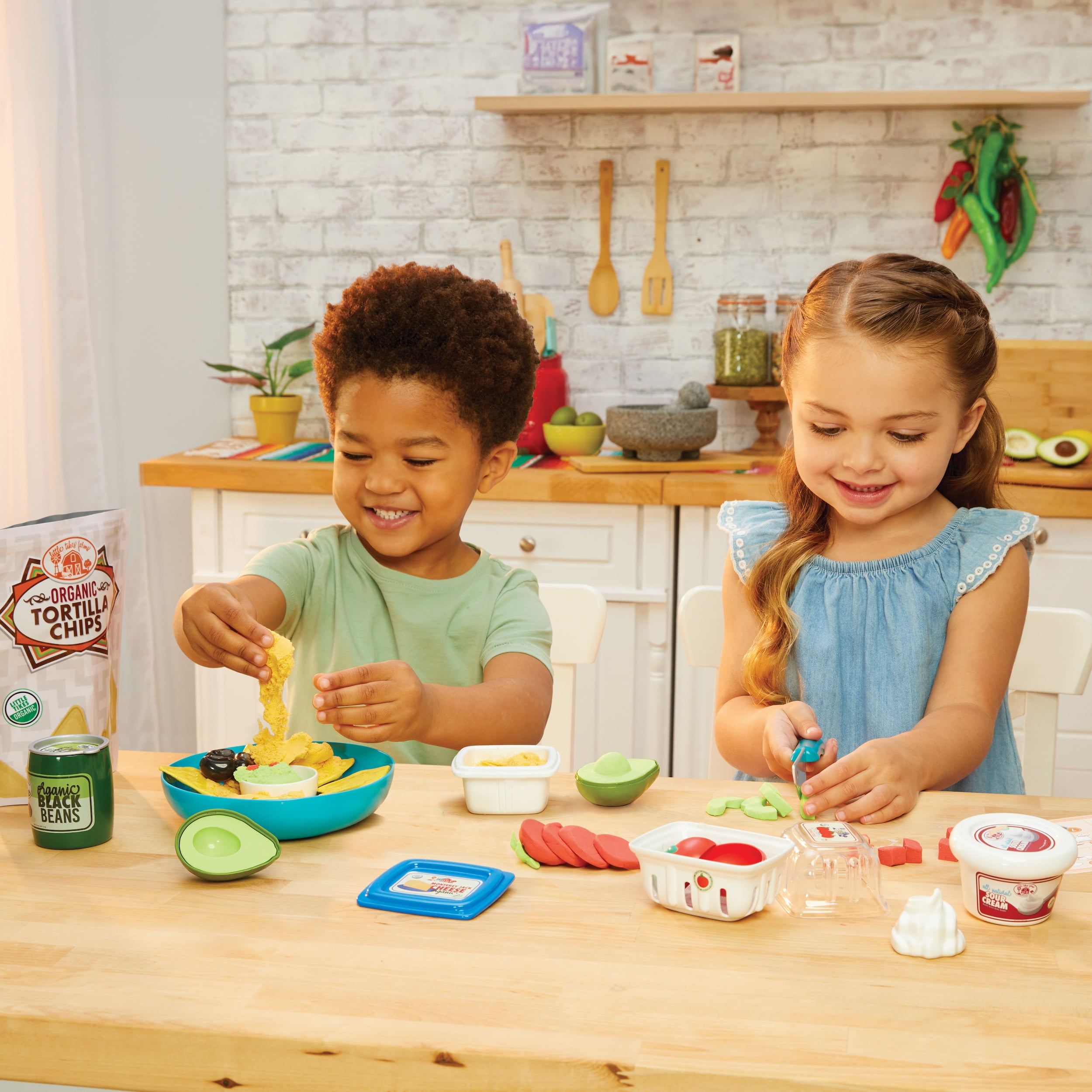 Little Tikes Creative Chefs Nacho Kit with Make-It Mix Play Sand, 22 Accessories, Realistic Pretend Play Nachos Maker, Boys, Girls, Ages 3+