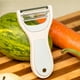 thumbnail image 4 of Pelador de cuchillos de fruta 2 en 1 de acero inoxidable | Herramienta de cocina portátil multifuncional • Cuchilla cerámica de tungsteno • Mango ergonómico antideslizante • Rosa/azul • 14cm •, 4 of 6