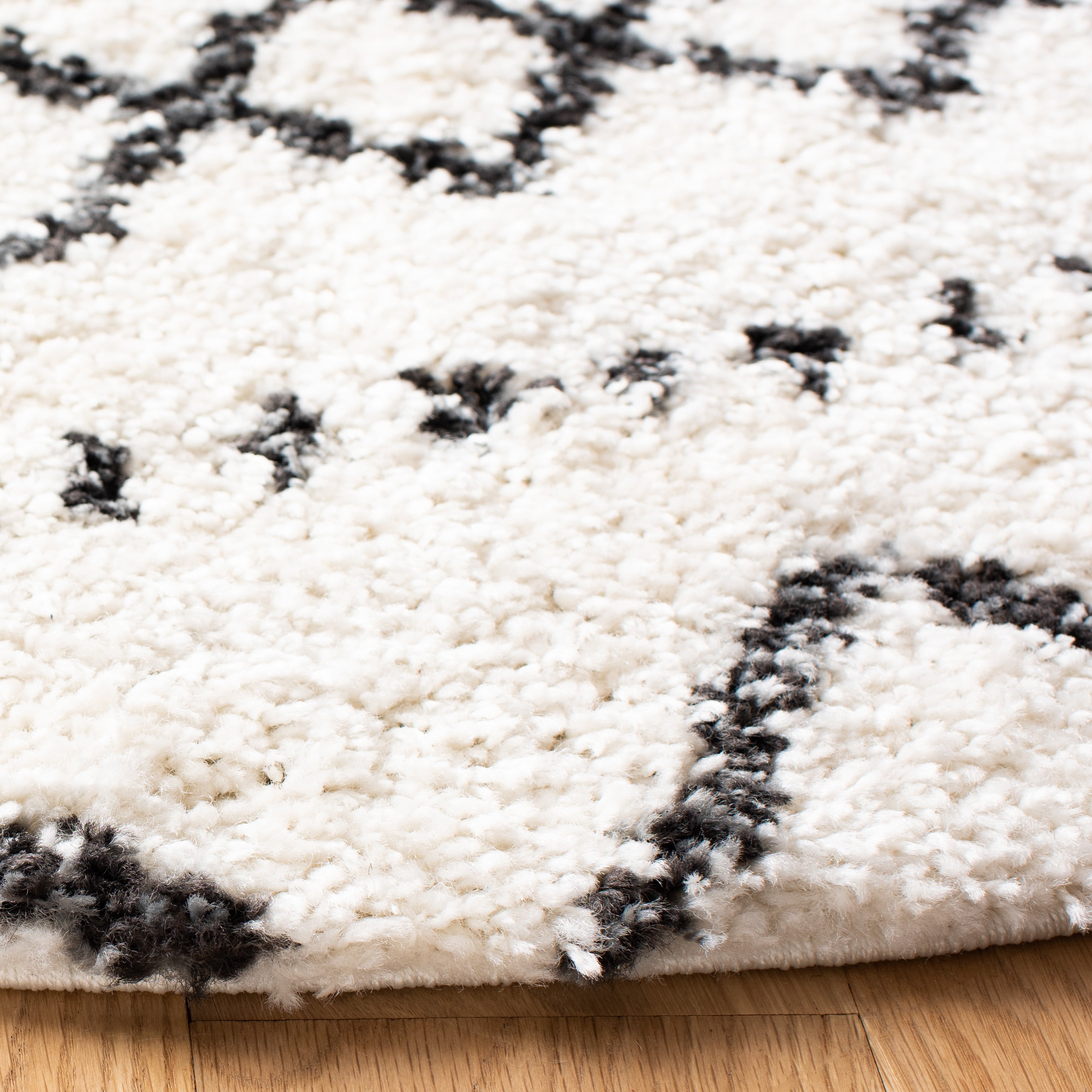 Safavieh Arizona Teagan Geometric Shag Area Rug, Ivory/Black, 6' x 8' Oval