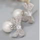 thumbnail image 4 of Pendientes colgantes chapados en platino estilo pajarita con perlas de imitación para boda, cóctel y fiesta, 4 of 4