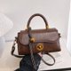 thumbnail image 2 of Bolso de mano de nicho de invierno de moda 2025, tendencia, bolso cruzado para mujer, bolso cuadrado pequeño de mano, bolso de hombro informal sencillo con sentido femenino, 2 of 5