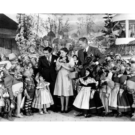 The Wizard of Oz Judy Garland Munchkins Toto Victor Fleming director 8x10 photo