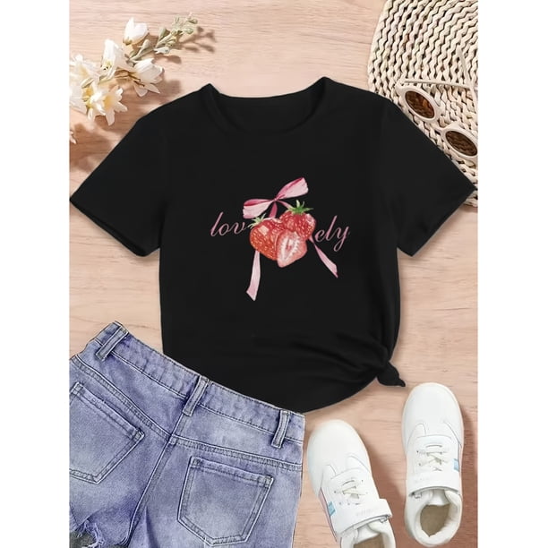 Camiseta informal para niña con estampado "LOVELY" y un divertido lazo de fresa, con cuello redondo elegante y cómodo para primavera y verano.