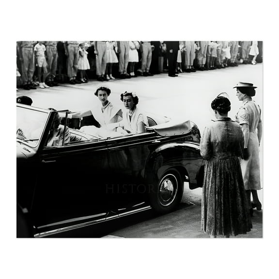 HISTORIX Vintage 1954 Queen Elizabeth II Photo Print - Old Photo of Queen Elizabeth II - Vintage Photo of Queen Elizabeth Poster Wall Art