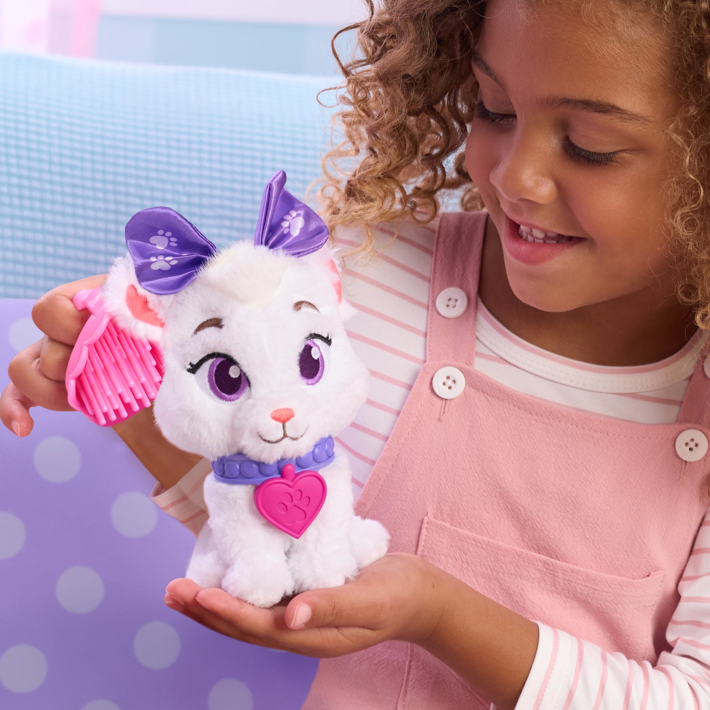 Disney Jr. Minnie Mouse Pampered Paws Pet Carrier, 7-Piece Role-Play Set with Plush Kitty, Collar, Brush and Accessories, Ages 3 Years and up