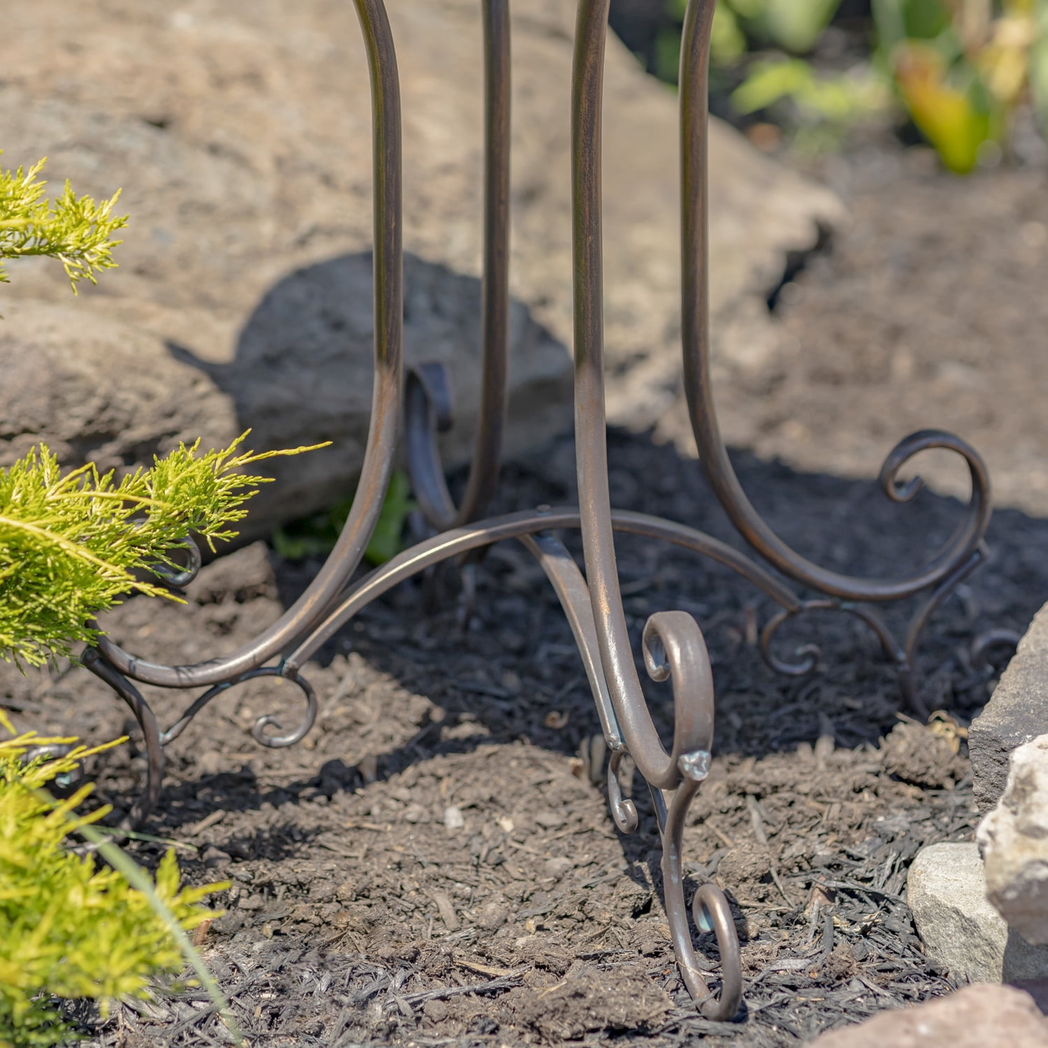 Zaer Ltd. Deep Well Made Metal Birdbath with 2 Cast Iron Birds and Leaf Decoration (Bronze)