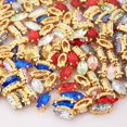 thumbnail image 4 of PEESOM Recién llegado, diamantes de imitación de ojo de caballo de color láser para coser, garra de latón dorado, formas de piedra de navette para costura de bricolaje, 4 of 5
