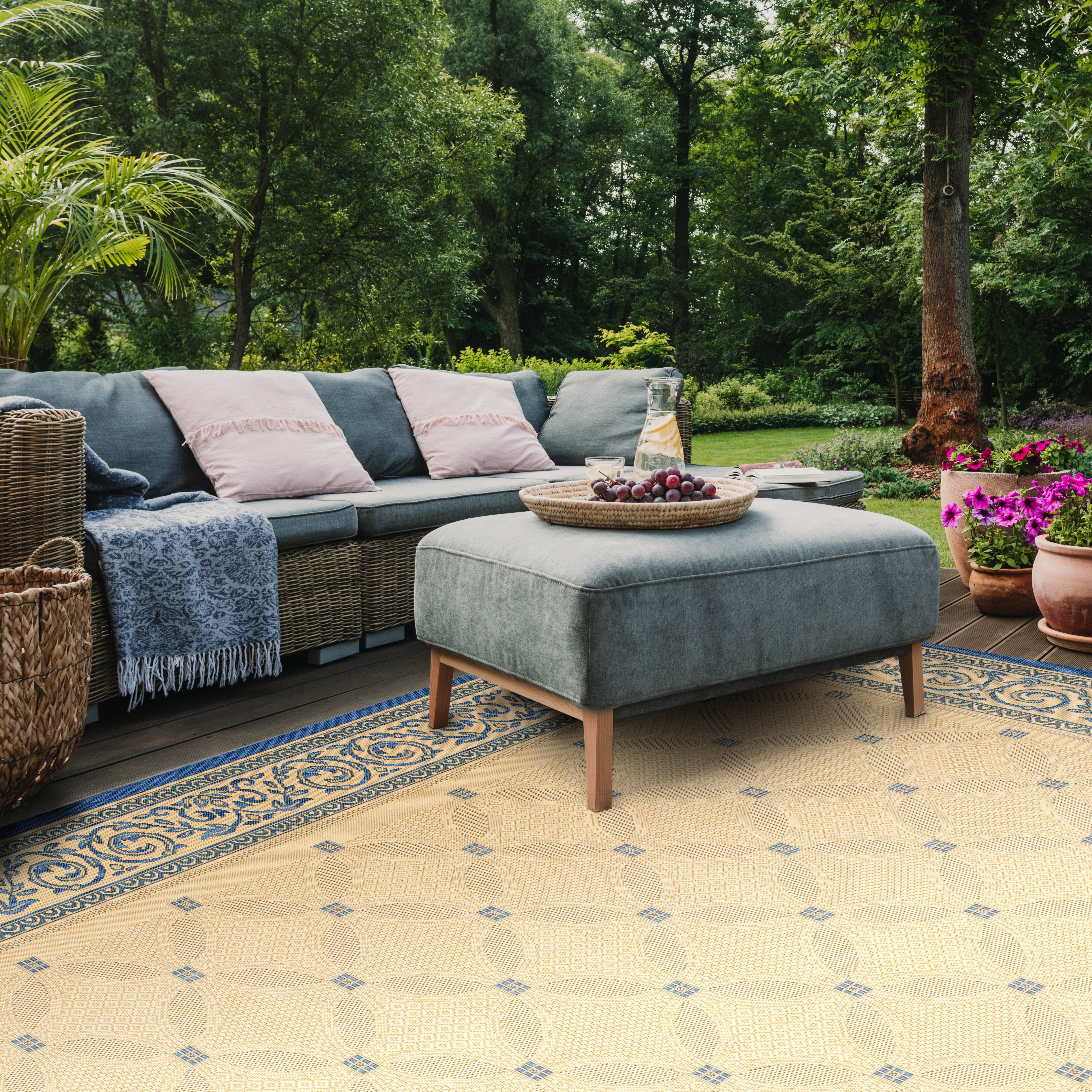 Safavieh Courtyard Gaus Oriental Indoor/Outdoor Area Rug, Natural/Blue, 2' x 3'7"