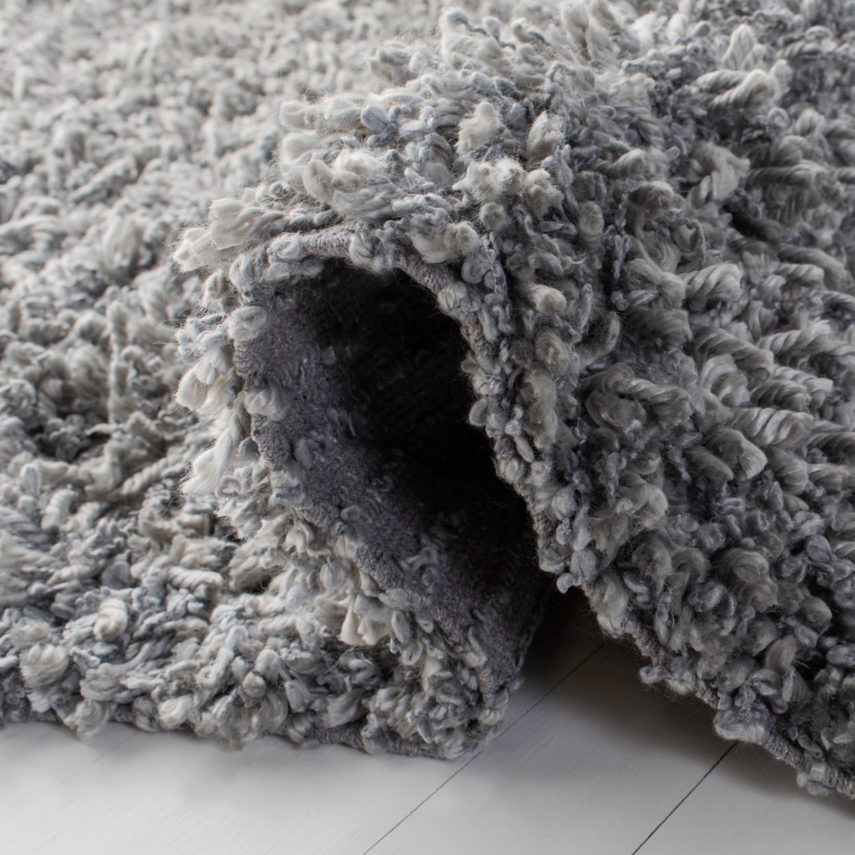 SAFAVIEH Sheep Cherette Solid Polyester Shag Area Rug, Silver, 4' x 6'