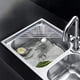 thumbnail image 4 of Estante de secado de platos enrollable de triángulo pequeño con marco de acero inoxidable con revestimiento de silicona para esquinas de fregadero, cocina multiusos sobre el fregadero, 4 of 5