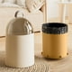 thumbnail image 4 of Mini bote de basura con tapa giratoria y extraíble | Pequeño cubo de basura de plástico para cocina, baño, oficina y escritorio | Cubo de basura compacto para sobremesa y bajo encimera | Blanco o, 4 of 6