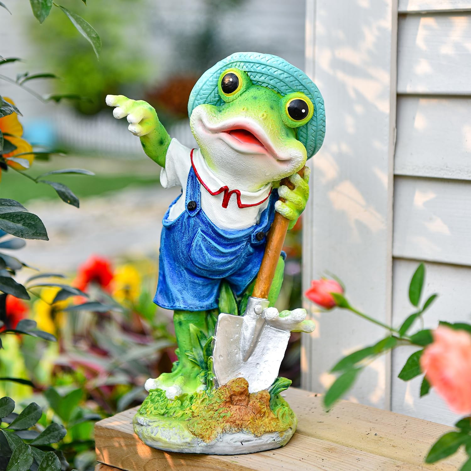 Sungmor Frog Garden Statue Outdoor Decor, Resin Hard-Working Frog Holding Shovel Figurine, Funny Frog Couple Statues for Yard Porch Lawn Decoration, Home Office Frog Ornaments