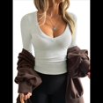 thumbnail image 2 of Camisetas de Larga con Cuello en V para Mujer, Camisetas Básicas de Entrenamiento, Top Deportivo de Yoga, Top Corto Informal. Flores Blancas y Grises L, 2 of 7
