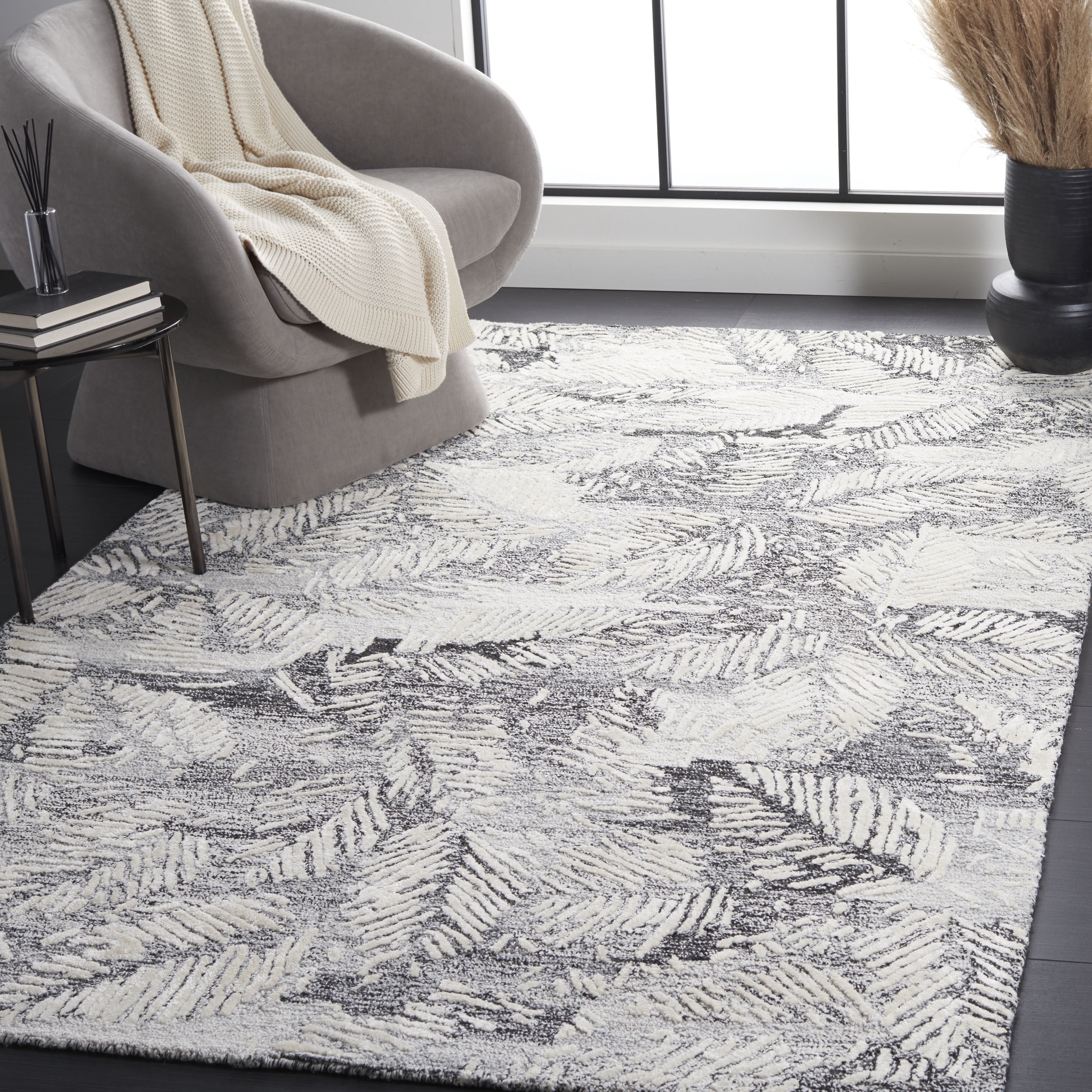 SAFAVIEH Glamour Nina Botanical Area Rug, Black/Ivory, 8' x 10'