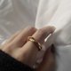 thumbnail image 5 of Anillo de oro K retro sencillo con diseño de diseñador europeo y americano para mujer, anillo de viento frío, 5 of 5