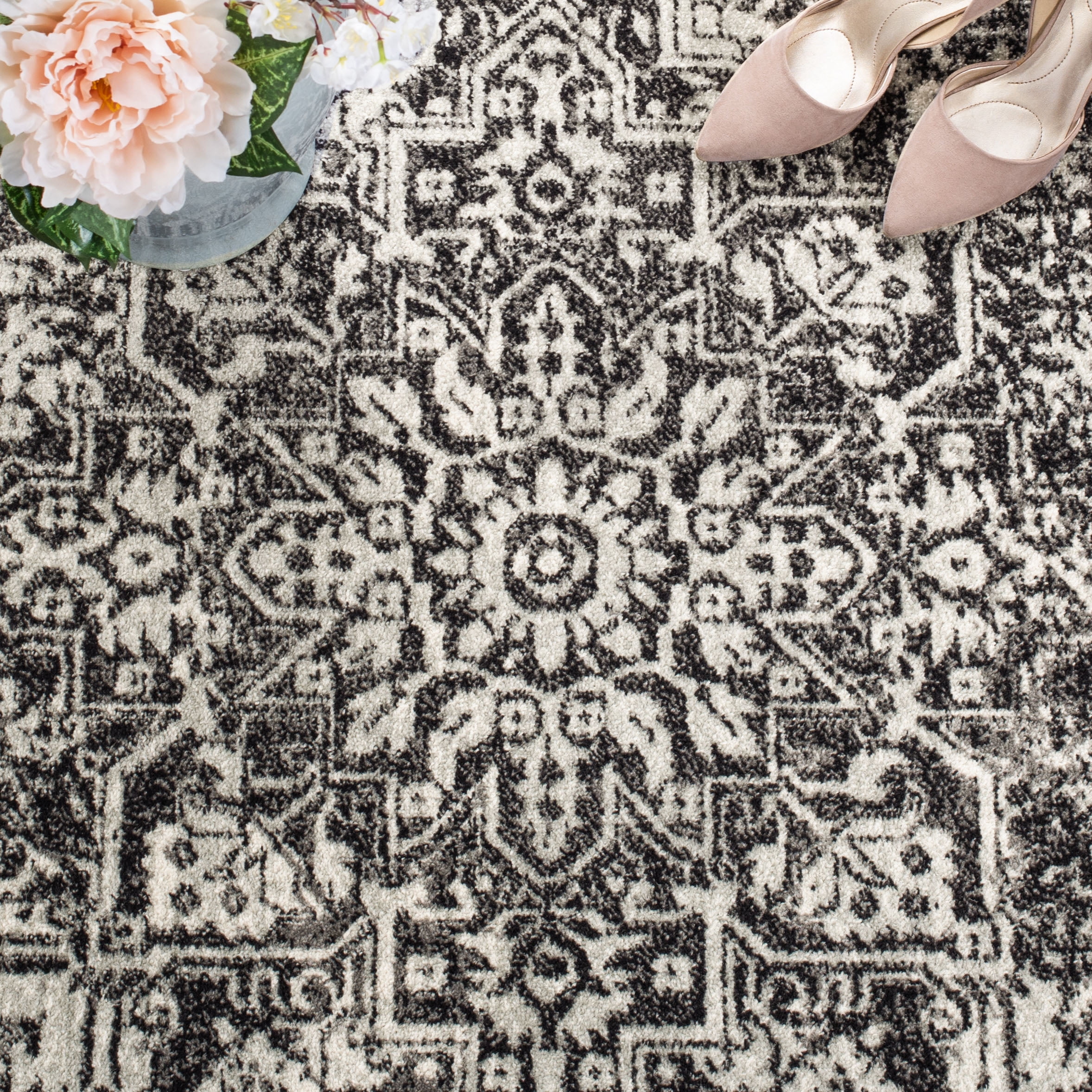 SAFAVIEH Square Rug 5'3" - Evoke Collection - Traditional Design, Black & Grey, Non-Shedding & Easy Cleaning, Ideal for Living Room, Bedroom, Dining Space