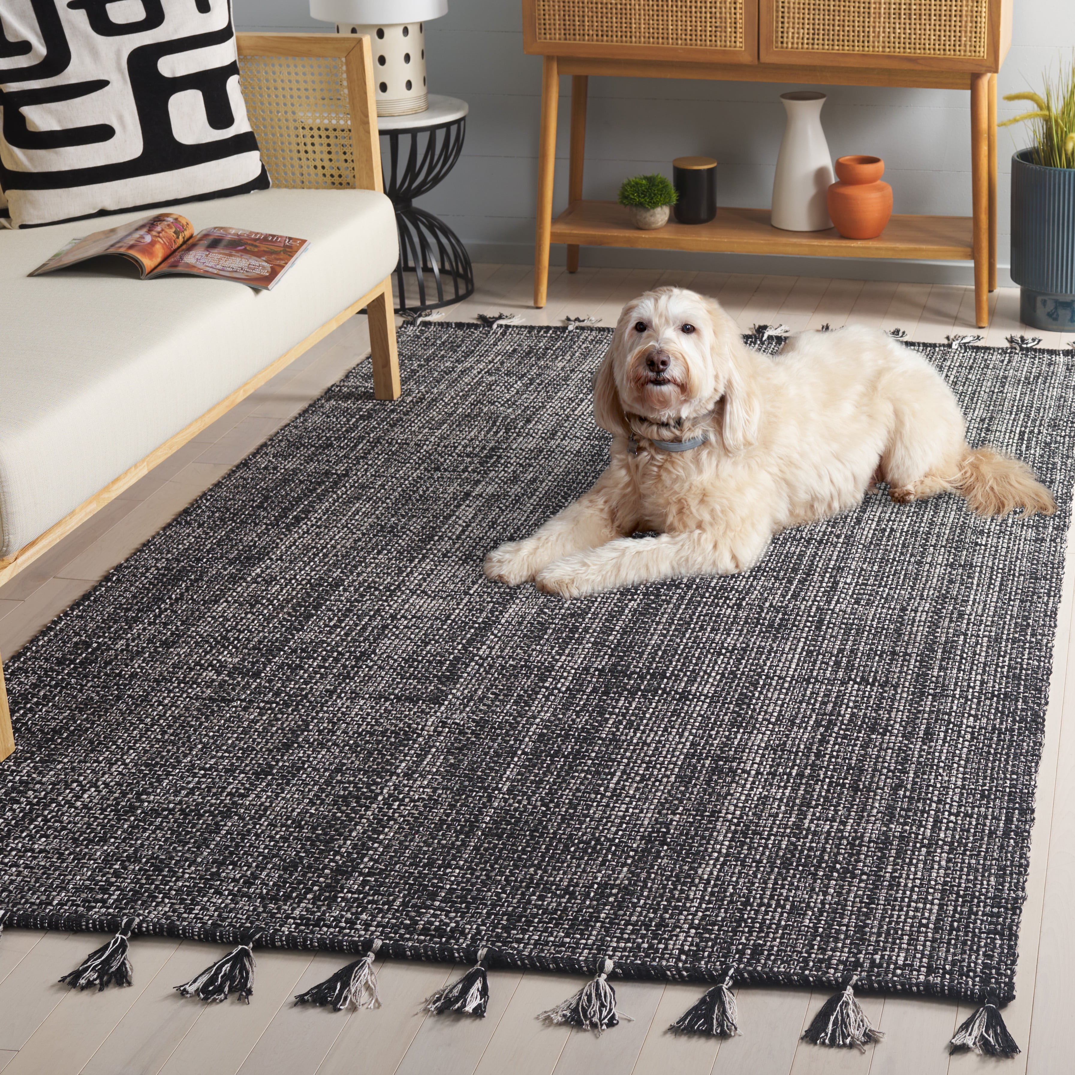 SAFAVIEH Montauk Ombre Solid Area Rug, Black, 6' x 6' Square