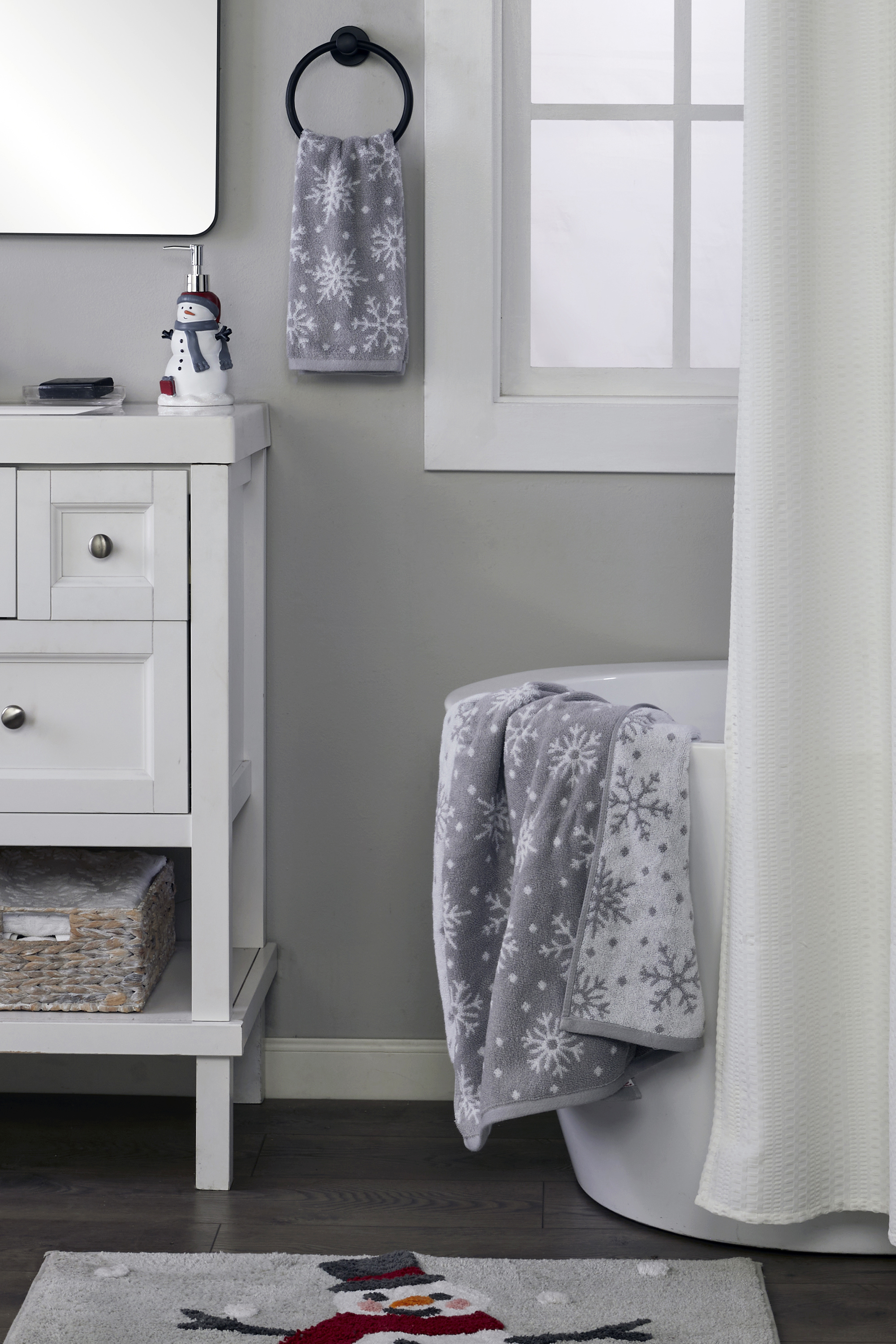 SKL HOME SCATTERED SNOWFLAKES JACQUARD BATH TOWEL