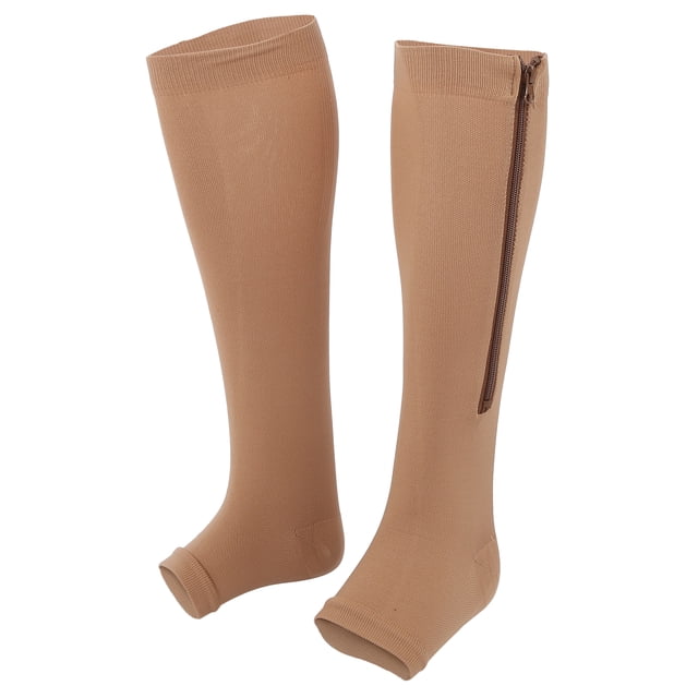 calcetines de compresión con cremallera buyweekmx calcetines deportivos elásticos con punta abierta — Par de medias de compresión color beige con cremallera lateral, vista frontal y 3/4, diseño hasta la rodilla con punta abierta en tejido elástico de nailon y poliuretano que muestra soporte de compresión y acabado antideslizante; aptas para recuperación posentrenamiento y uso en viajes.
