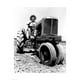 Liebermans SAL25518494B Fermier Assis sur un Tracteur dans un Champ 18.00 x 24.00 Affiche Imprimée – image 1 sur 1