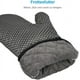 thumbnail image 4 of Guante de silicona para horno Good Grips, guantes para hornear resistentes al calor, guantes de cocina grises extra largos con franja de silicona antideslizante para asar y hornear, 4 of 8