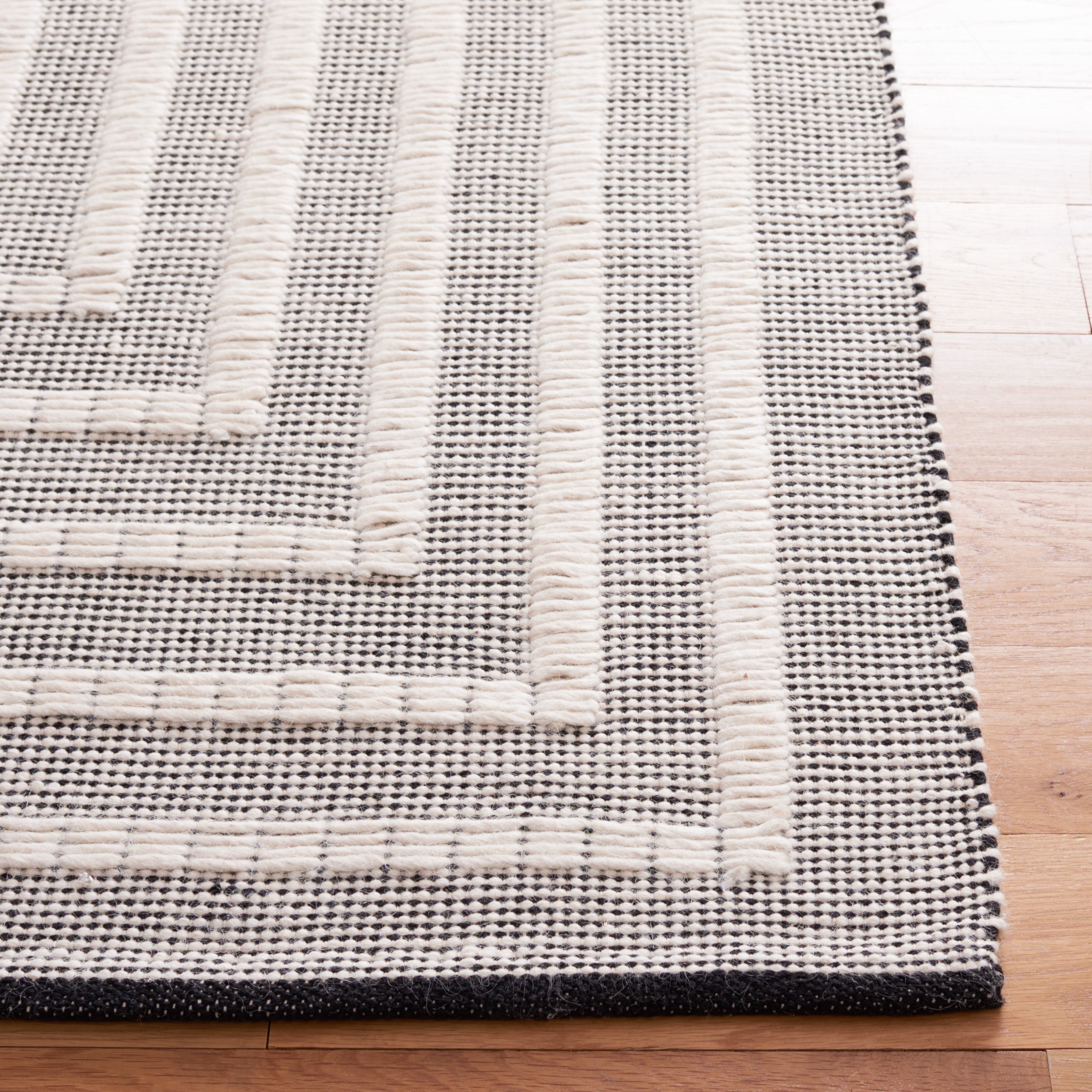 SAFAVIEH Natura Allen Bordered Area Rug, Black/Ivory, 5' x 8'