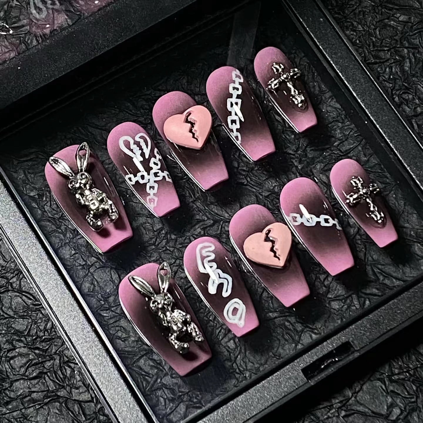 Handmade nail pads, advanced sense, summer violence, rabbit pink love manicure, black smudged Crowe heart fake nails
