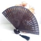 thumbnail image 1 of Fiudx Abanico de Boda, Diseño de Madera Tallada, Elegante Accesorio de Verano, Decoración para Fiestas En El Jardín, Bodas Al Aire Libre, Ligero y Portátil, Varilla de 23 Cm, Incluye 1 Abanico Plegab, 1 of 3