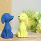 thumbnail image 4 of Figura de resina de cachorro sentado azul y amarillo | Decoración para sala de estar, jardín o escritorio | Bonita estatua de animal para habitación infantil u oficina, 4 of 9